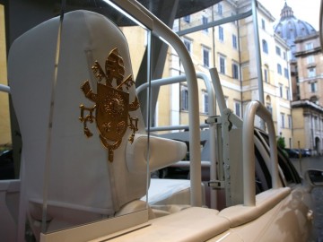 Papież Franciszek z wodorowym Papamobile